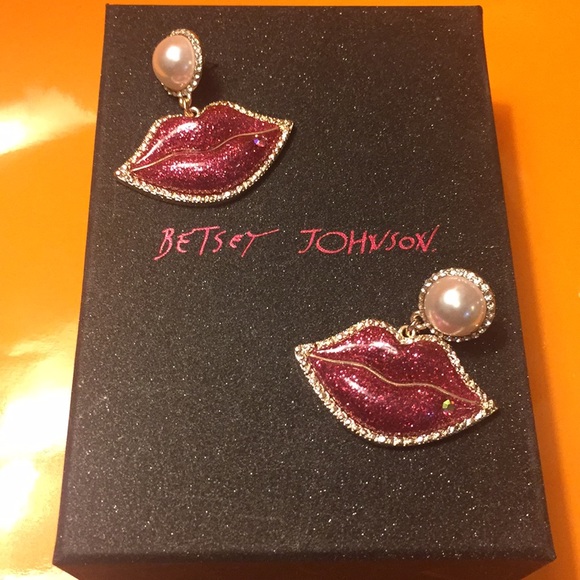 đź’‹BETSEY JOHNSON - LIPS DROP EARRINGS W/PEARLS - Picture 2 of 14